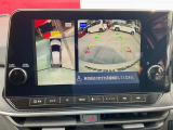 アラウンドビューモニターは車の全周囲をカメラで映しだして障害物や人を確認、周りの状況を確認しながら安全に駐車できる便利な装備になります。