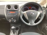 すっきりした運転席周りにはナビやエアコンの操作パネルを設置しておりますので、お一人での運転でもご安心できます。