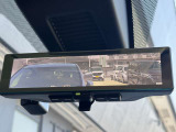 インテリジェントルームミラー☆後席に乗っている人や、大きな荷物を載せていると見にくくなりがちな後方視界。。こちらは車両後方のカメラ映像をミラーに映すので、天候にも影響されないクリアな後方視界を実現☆