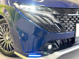 【LEDヘッドライト】悪天候や夜間走行時も良好な視界を確保し安心して運転できる高輝度LEDヘッドライトを装備!点灯速度が早く、消費電力も抑えられています。