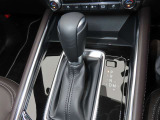 CX-5のシフトレバーです。MTモード付きの6ATで、しなやかな走りを支えます。
