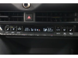 運転席と助手席、それぞれ温度調節ができ、オールシーズン快適なオートエアコンとなっております!