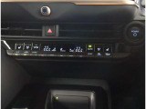 お車のキーはスマートキーです。キーを身につけた状態で車に近づき、ドアロックの解錠や施錠操作が出来ます。雨の日など両手がふさがっている時など、とっても便利ですね。