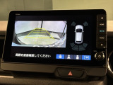 リバースギアに入れるだけで後方の表示へ切り替わります。夜間や雨の日の駐車も楽になりますよ。