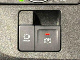 指先だけで簡単に操作が可能な電動パーキングブレーキを採用。「HOLD」スイッチを押すと、渋滞や信号待ちなどでブレーキペダルから足を離しても、ブレーキを保持するので安心です