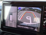 【アラウンドビューモニター&バックモニター】クルマを真上から見下ろしているかのような映像が表示され、周囲の状況がひと目で把握できるので、安心してスマートに駐車できます。駐車が苦手な方にオススメです!