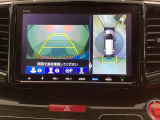 マルチビューカメラシステム搭載車です。お車の周囲を全方位でカバーします。後方・前方・両脇と、コンディションが悪い視界でもカラーモニターに映し出した映像がドライバーをサポートします。