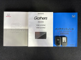 スマートキーは鍵をバッグに入れたままでもドアロックの開閉やエンジンのON・OFFができます。夜間や雨の日も鍵を探さなくて良いので便利です。