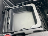 助手席下にはシートアンダートレー、車検証などが入れられます♪