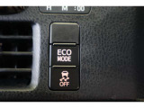 ECOモードはエアコンの利きなどを抑え、低燃費で走れるようサポートします。アクセル操作に対するレスポンスがゆるくなり、急発進や加速はしづらくなります。走行状況に応じてボタンで切替えることが出来ます。