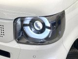 【LEDヘッドライト】悪天候や夜間走行時も良好な視界を確保し安心して運転できる高輝度LEDヘッドライトを装備!点灯速度が早く、消費電力も抑えられています。