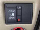 左側電動スライドドアは運転席からでも操作ができるように、ハンドル付近に開閉の操作スイッチが付いています。