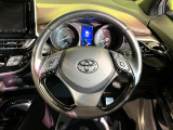 インテリアに合わせたデザインのステアリングは、運転される方のことも考え、運転しやすい形状、大きさです。是非一度、実際に触ってお確かめください。