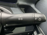【オートライト】車のセンサーが周囲の明るさを感知し、自動でヘッドライトを点灯・消灯する機能です。この機能は夕暮れ時の交通事故が多い時間帯の安全性を高めてくれます。