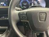 運転中、オーディオの操作をしてて、ハッとしたことはありませんか?ステアリングスイッチは、運転中でもハンドルでオーディオの操作が可能です。安全なドライブをサポートします。