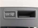 バックドアはパワーバックドアです。高い位置まで開く重たいドアをボタン操作で閉められる嬉しい装備です。スイッチまたはキー操作で開閉できるので、荷物を持っていても安心です。