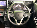 インテリアに合わせたデザインのステアリングは、運転される方のことも考え、運転しやすい形状、大きさです。是非一度、実際に触ってお確かめください。