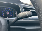 右ワイパーレバーはオートワイパー機能搭載。レバーを一段階上にあげることでオートワイパーが作動。つまみで感度調節が可能です。運転に集中できる便利機能です。