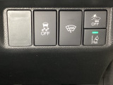 Hondaセンシング用の、VSA(ABS+TCS+横滑り抑制)解除と路外逸脱抑制機能のオンオフスイッチなどはハンドルの右側に装備しています。