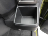【据え置きカップホルダー】エアコン吹き出し口下部に設置されていますので使いやすさバッチリ!運転席から手の届くちょうどの位置です!