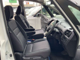 運転席・助手席は、ゆったりと座れるサイズで、長時間の運転でも快適です。
