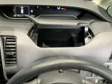 運転席手元に、ティッシュBOXや手荷物を置けるスペースあります☆