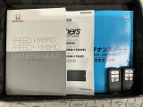 スマートキーは鍵をバッグに入れたままでもドアロックの開閉やエンジンのON・OFFができます。夜間や雨の日も鍵を探さなくて良いので便利です。