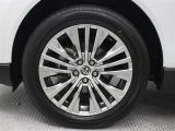 19インチアルミホイール(スーパークロームメタリック塗装)が装着されています。タイヤサイズ225/55R19