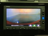 ギヤをR(バック)に入れるとナビの画面に後ろの映像が映るリアカメラ付です。後退時、コンディションが悪い視界でもカラーバックモニターがドライバーをサポートします。