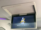 【後席モニター】家族や友人とお出かけする機会が多い方に大人気の後席モニターを装備!見やすい位置に画面がありテレビやDVDの視聴も快適!友達もお子様も、後席にしか乗らなくなるかも??