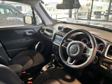 ステアリングを握ればJeepワールドが目の前に広がります。