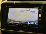リバースギアに入れるだけで後方の表示へ切り替わります。夜間や雨の日の駐車も楽になりますよ。