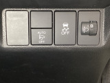 ハンドルの右側にはヘットライトリベライザーとVSA(ABS+TCS+横滑り抑制)の解除スイッチがついています。ヘッドライトリベライザーは道路状況や積荷の加重に応じてライトの高さを調節できます。