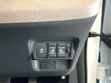 【リア両側パワースライドドア】リモコンなどで自動開閉。Hondaスマートキーを携帯していれば、軽い力で解錠とドアオープンが行えます。半ドア状態まで閉めると、自動的に全閉する機能付き。