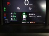 【衝突軽減ブレーキ】前方の自動車を検知し、追突の危険性が高まったら、音やメーター表示などで警告し、ドライバーにブレーキ操作を促します!