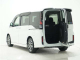 お子様わくわく♪わくわくゲート。後ろが狭くても荷物をサッと積込みできます!。タテにもヨコにも開くドアはサードシートへのアクセスもスムーズ!