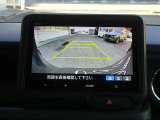後方視界も安心のバックモニター付きです。知らない場所でも安心して運転できます。