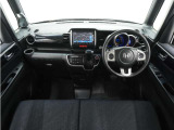◆視界広々で非常に運転しやすくロングドライブでも疲れを感じさせないすっきりとまとまったインパネ周りです。