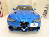 フロントグリルのトライローブ(三つ葉)に代表される、ひと目でわかるAlfaRomeoスタイルを継承したフロントマスク。