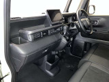 運転席周りのレイアウトをご覧ください。ナビゲーションが綺麗に装着されすっきり収まってますね!