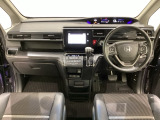 車内は光触媒抗菌消臭施工済です。スタイリッシュなデザインでスポーティなインパネ周りを演出します。グローブボックスやカップホルダーのほかにトレーなどたくさんの収納スペースが付いています。