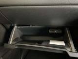 運転席からも助手席からも手が届きやすく、小物などを置いておくのにとても便利♪