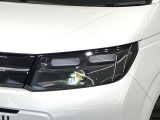 【LEDヘッドライト】悪天候や夜間走行時も良好な視界を確保し安心して運転できる高輝度LEDヘッドライトを装備!点灯速度が早く、消費電力も抑えられています。