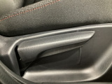 運転席にはドライバーの体型や好みに応じて前後方向だけでなく、高さの調整ができるシートリフターを装備!