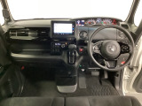 車内は光触媒抗菌消臭施工済です。インパネ周りはスタイリッシュなデザインで機能や装備も充実しています。グローブボックスやカップホルダーのほかにトレーなどたくさんの収納スペースが付いています。