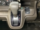 CVT車のセレクトレバーです。低速から高速まで、変速ショックのないスムーズな走りと、エンジン効率のよい領域を維持して燃費にも貢献します。サイドブレーキはスイッチ操作の電子制御パーキングブレーキです。