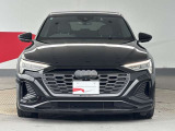 Audiの象徴であるシングルフレームグリルをよりワイドで低くシャープなデザインとすることでワイド&ローのフォルムを協調しています。