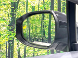 【ブラインドスポットモニター】走行中、ドアミラーの死角になりやすい箇所に後続車が接近するとサイドミラーのレンズに警告を表示!ドライバーに注意喚起をしてくれます。