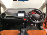 車内は光触媒抗菌消臭施工済です。スタイリッシュなデザインでスポーティなインパネ周りを演出します。グローブボックスやカップホルダーのほかにトレーなどたくさんの収納スペースが付いています。
