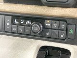 【オートエアコン】一度お好みの温度に設定すれば、車内の温度を検知し風量や温度を自動で調整。暑い&hellip;寒い&hellip;と何度もスイッチ操作をする必要はありません。快適な車内空間には必須の機能ですね♪